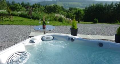 Eksklusiivinen rinteessä retriitti upealla näköalalla ja kylpytynnyri, ihanteellinen Loch Ness