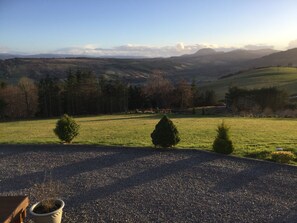 Property grounds - Exclusive hillside retreat with stunning view and hot tub, ideal for Loch Ness (Drumnadrochit)