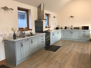 Fridge, microwave, oven, stovetop - Exclusive hillside retreat with stunning view and hot tub, ideal for Loch Ness (Drumnadrochit)