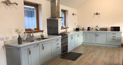 Retraite exclusive à flanc de colline avec vue imprenable et bain à remous, idéal pour le Loch Ness