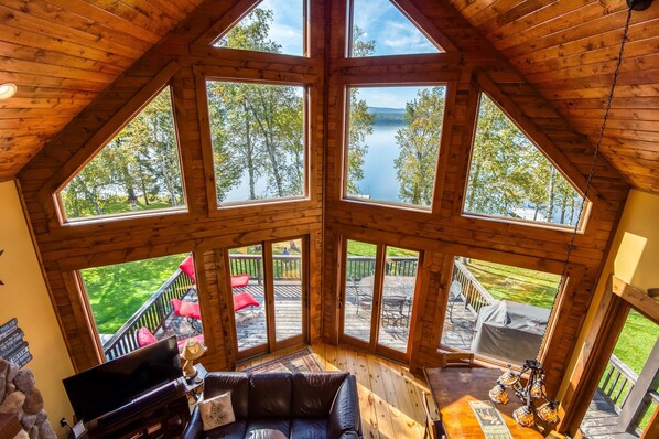 Fernseher, Kamin, DVD-Player, Tischfußball