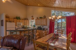 Dining - Gyrfalcon Getaway - Spacious and Open - Hyndman (Truckee)