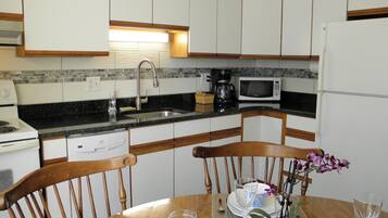 雪櫃、微波爐、焗爐、爐具