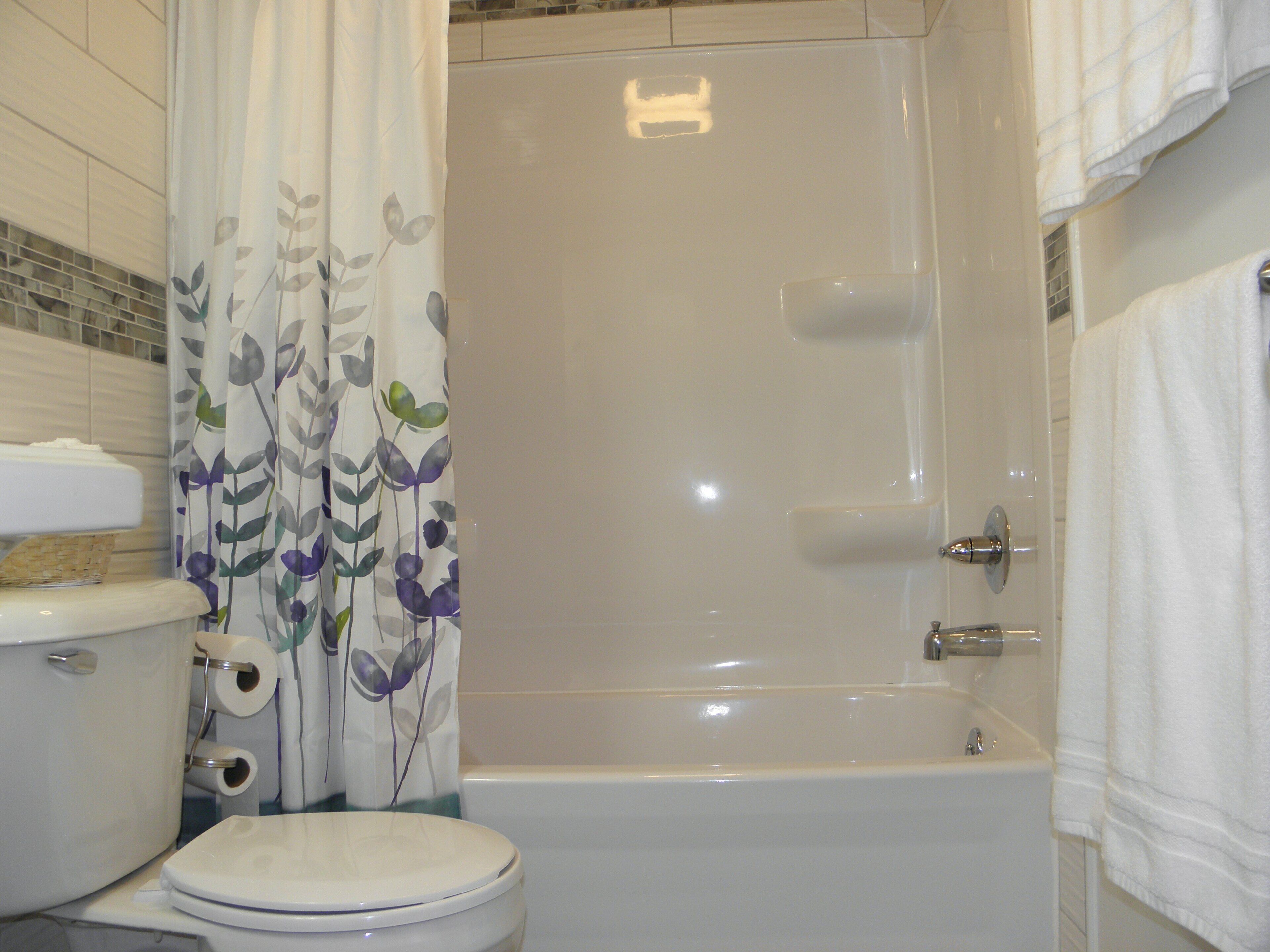 Ensemble douche/baignoire, sèche-cheveux, serviettes fournies, savon