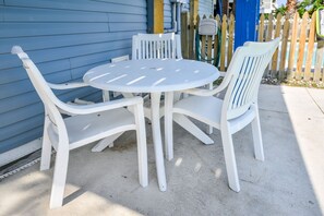 Outdoor dining - Large Beachview 5 bedroom House Surfside Beach 2nd row (Surfside Beach)