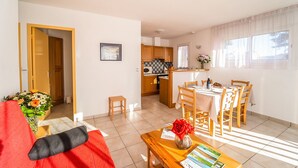 A modern apartment with a dining area, kitchen, and living room. - Chalet 4-6 pers. - Albaret-le-Comtal (Albaret-le-Comtal)