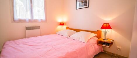 2 Schlafzimmer, Bügeleisen/Bügelbrett