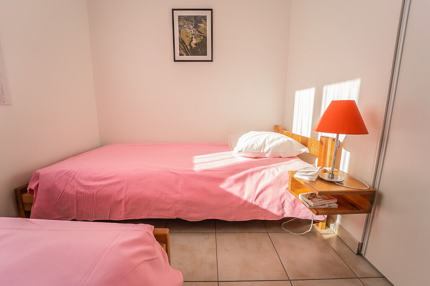 2 間睡房、熨斗/熨衫板