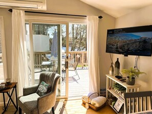 Tv, eldstad och kontor
