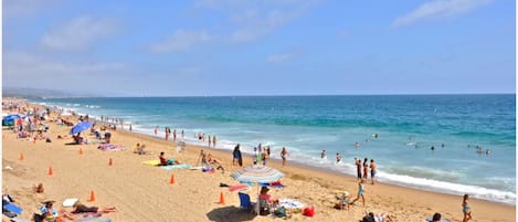 Playa en los alrededores, camastros y toallas de playa