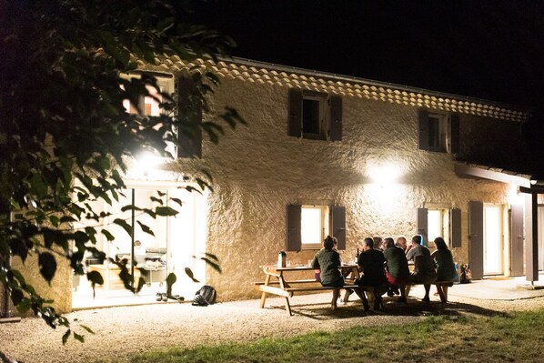 تناول الطعام بالخارج