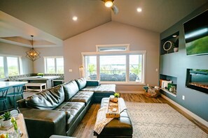 Smart-tv, een open haard, videospelletjes en een tafeltennistafel