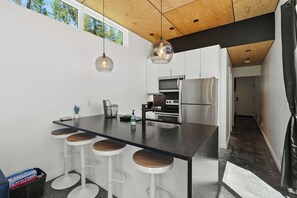 Fridge, microwave, oven, stovetop - The Two Medicine at Stoner Creek Cabins (Lakeside)