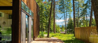 Petite maison moderne dans les bois (les deux médicaments)