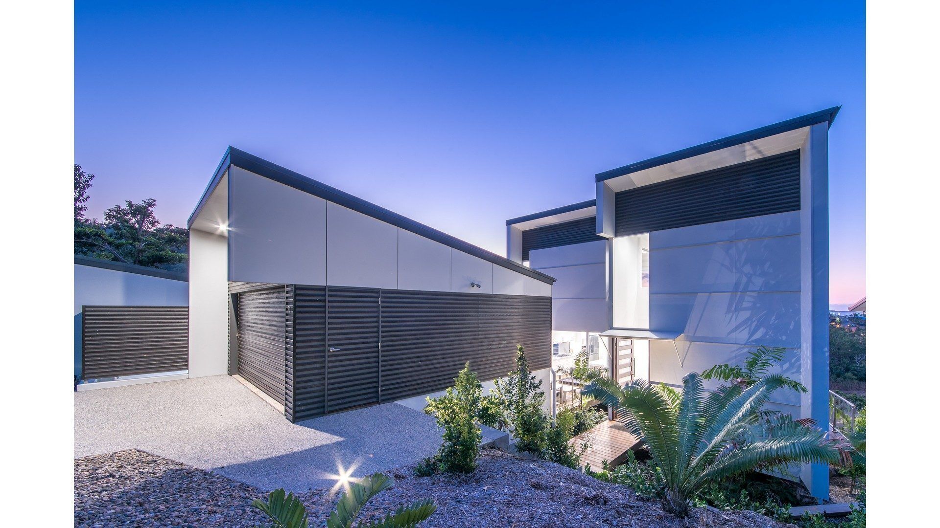 Stunning Holiday Home in the heart of Airlie Beach with Private pool and... — image 3