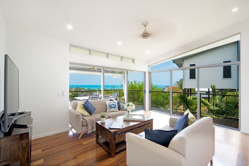 Stunning Holiday Home in the heart of Airlie Beach with Private pool and...