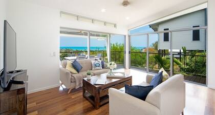 Stunning Holiday Home in the heart of Airlie Beach with Private pool and...