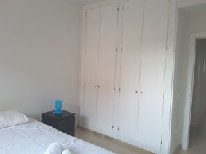 2 habitaciones, tabla de planchar con plancha, cuna de viaje y wifi