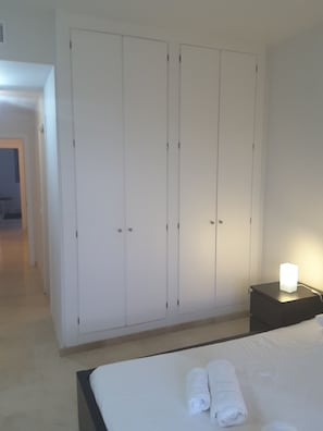 2 habitaciones, tabla de planchar con plancha, cuna de viaje y wifi 