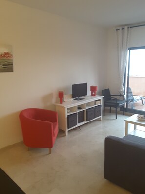 Een televisie en boeken