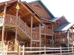 Exterior - One Deluxe Cabin-Like Unit Located Near Great Smoky Mountain Park (Gatlinburg)