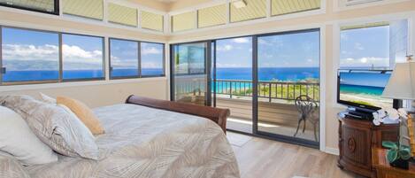 Tabla de planchar con plancha, wifi gratis y ropa de cama