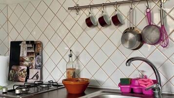 Cafetera o tetera y utensilios de cocina