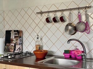 Cafetera i tetera i utensilis de cuina, vaixella i coberteria