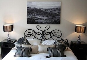 2 عدّة غرف نوم ومكواة/لوح كي وسرير سفر وواي فاي