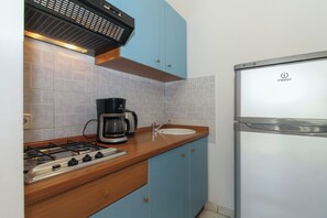 Kylskåp, kaffe- och tebryggare, brödrost och grytor/köksredskap