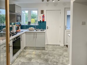 Highchair, cookware/dishes/utensils, freezer - 3 bedroom accommodation in Keswick (Keswick)