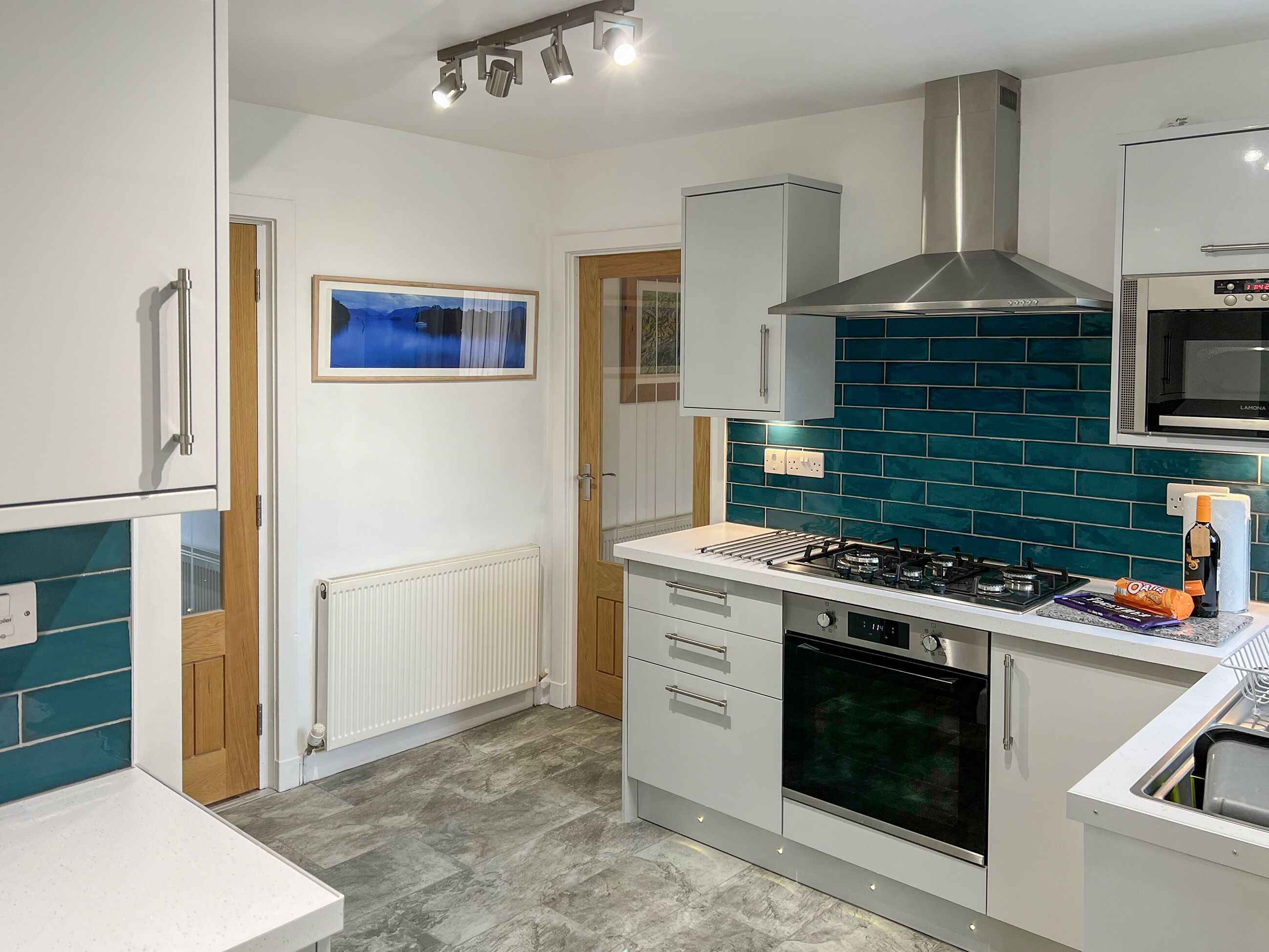 ハイチェア、調理器具と食器、冷凍庫