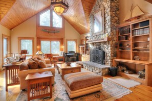 Televisión, chimenea, reproductor de DVD y futbolito 