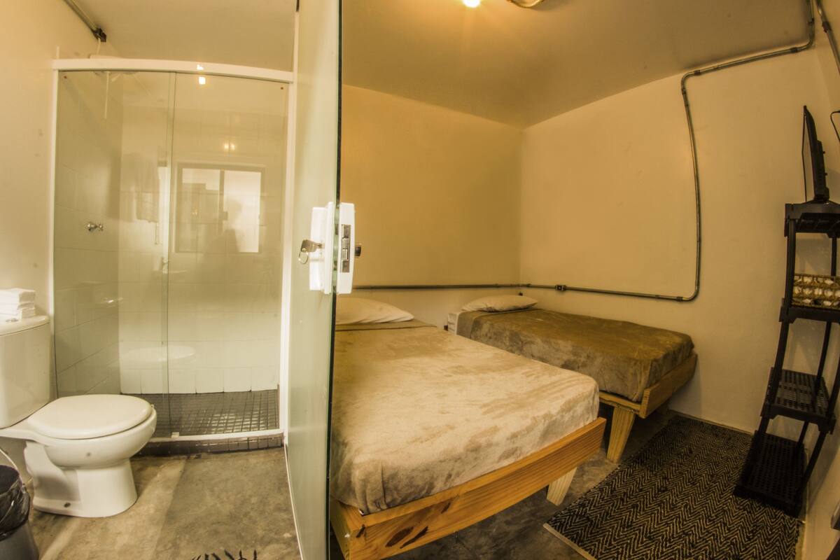 Chambre avec lits jumeaux, salle de bains privée