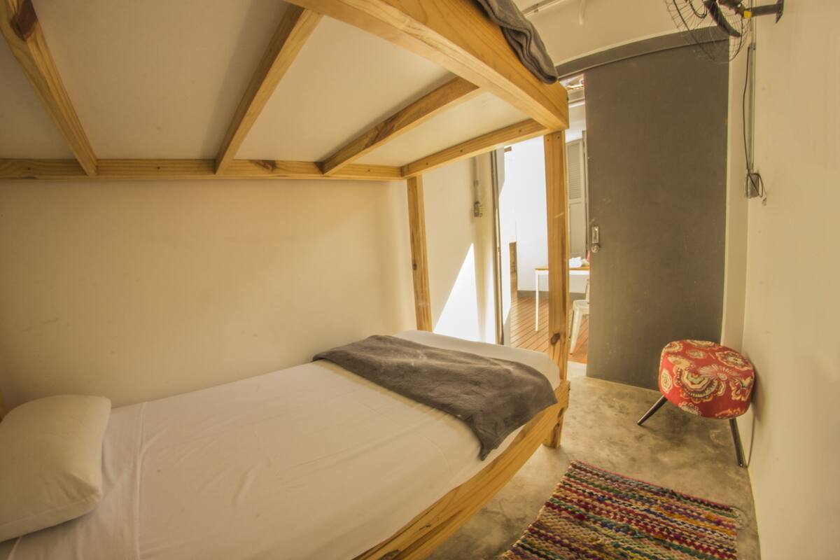 Chambre avec lits jumeaux, salle de bains commune