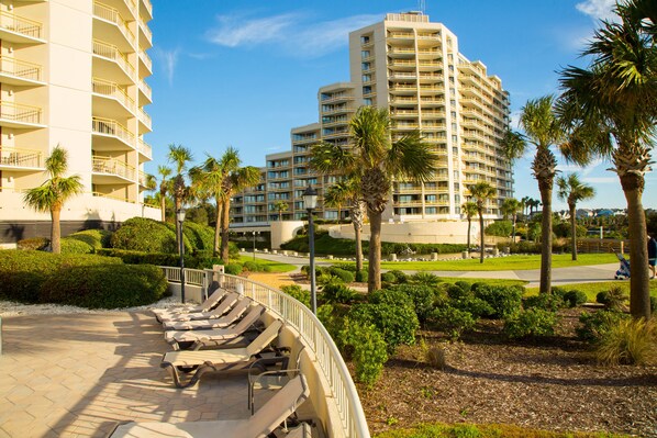 Property grounds - Beautiful Oceanfront 3 Bedroom Condo + Official On-Site Rental Privileges (Myrtle Beach)