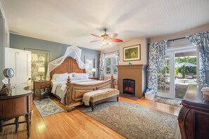 6 bedrooms, desk, iron/ironing board, travel crib - The Old Mill Manor: optional chef, pool, hot tub, docks, tiki bar & grill, (Mississippi Mills)