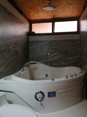 Pyyhkeet, saippua, vessapaperi