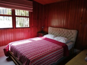 3 bedrooms, desk, free WiFi, bed sheets