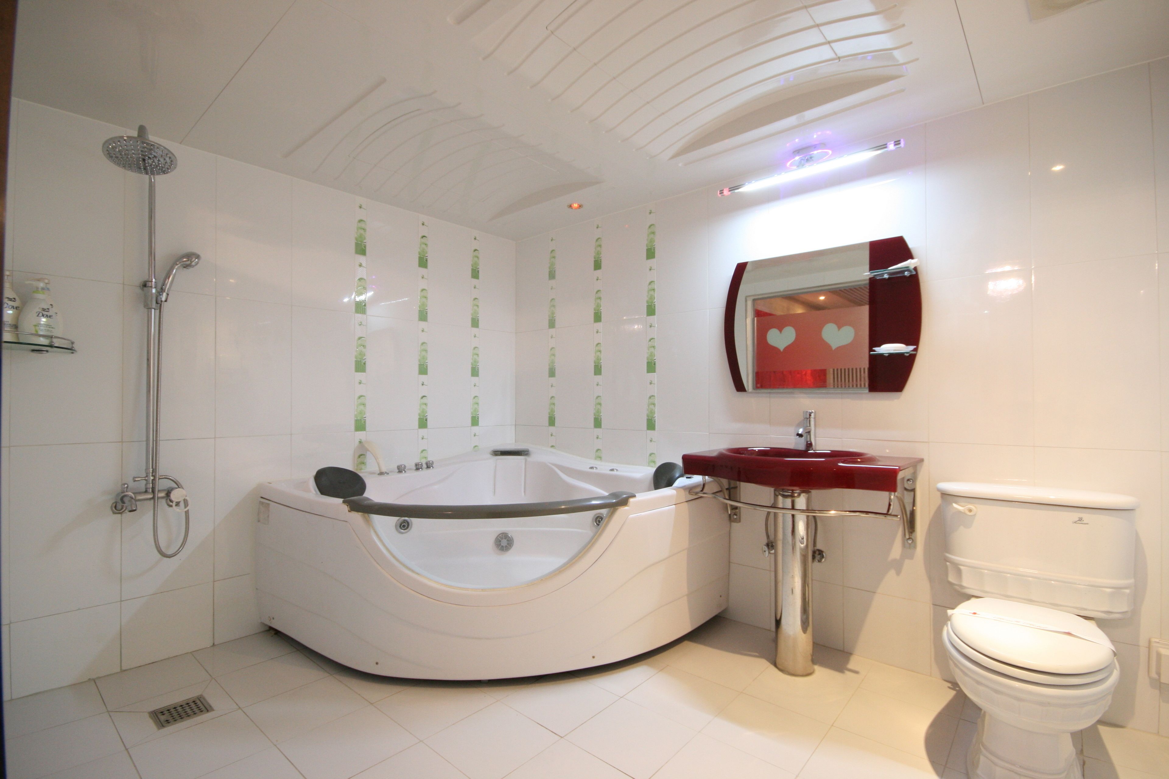 separate bathtub and shower, free toiletries, towels