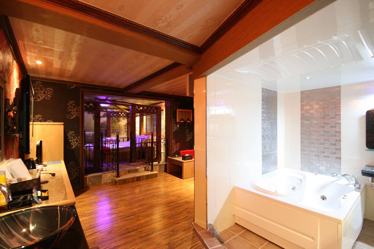 royal suite | living area | flat-screen tv