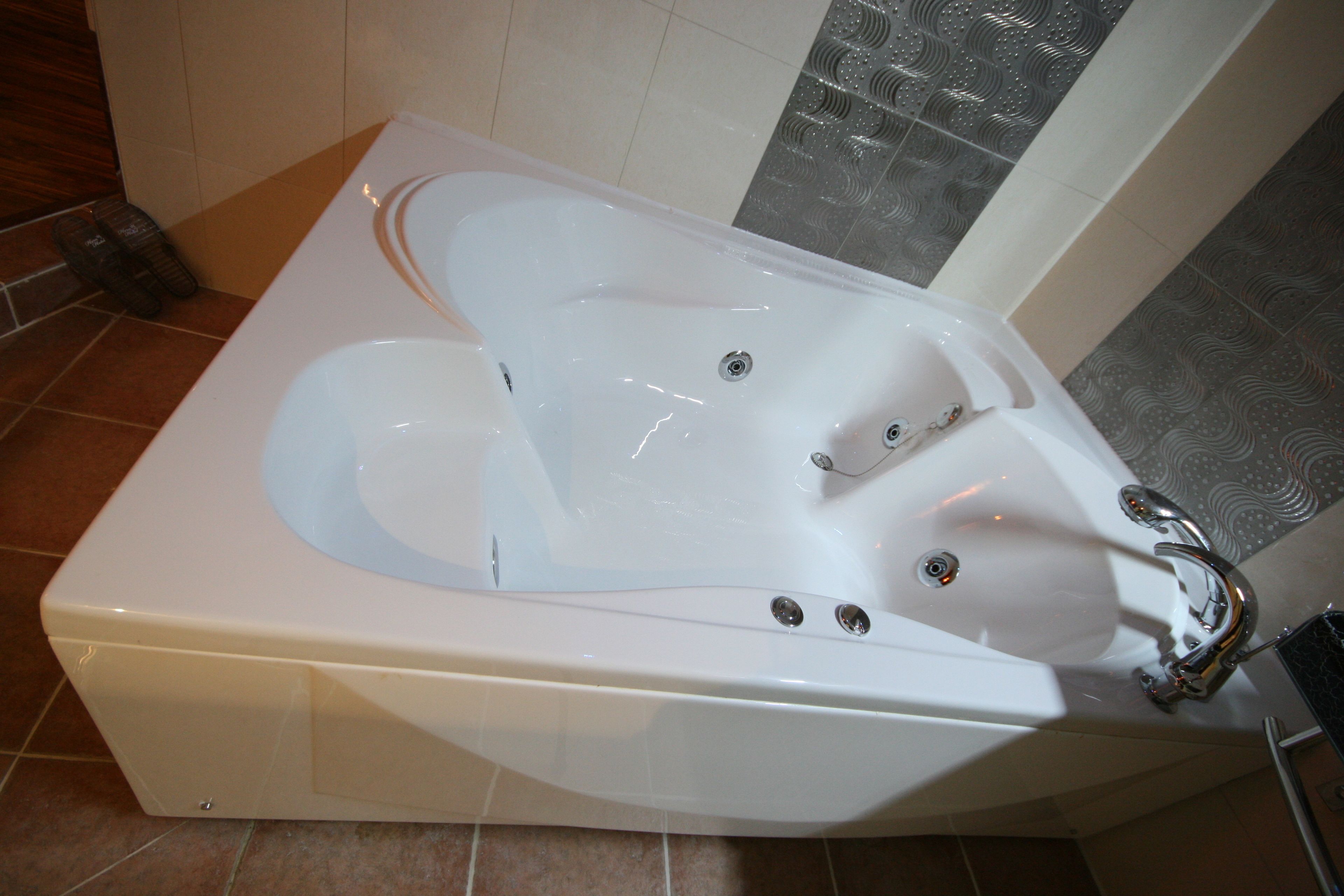 royal suite | deep-soaking bathtub