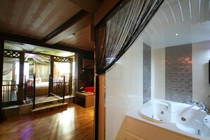 Phòng Suite Royal | Khu phòng khách | TV màn hình phẳng 