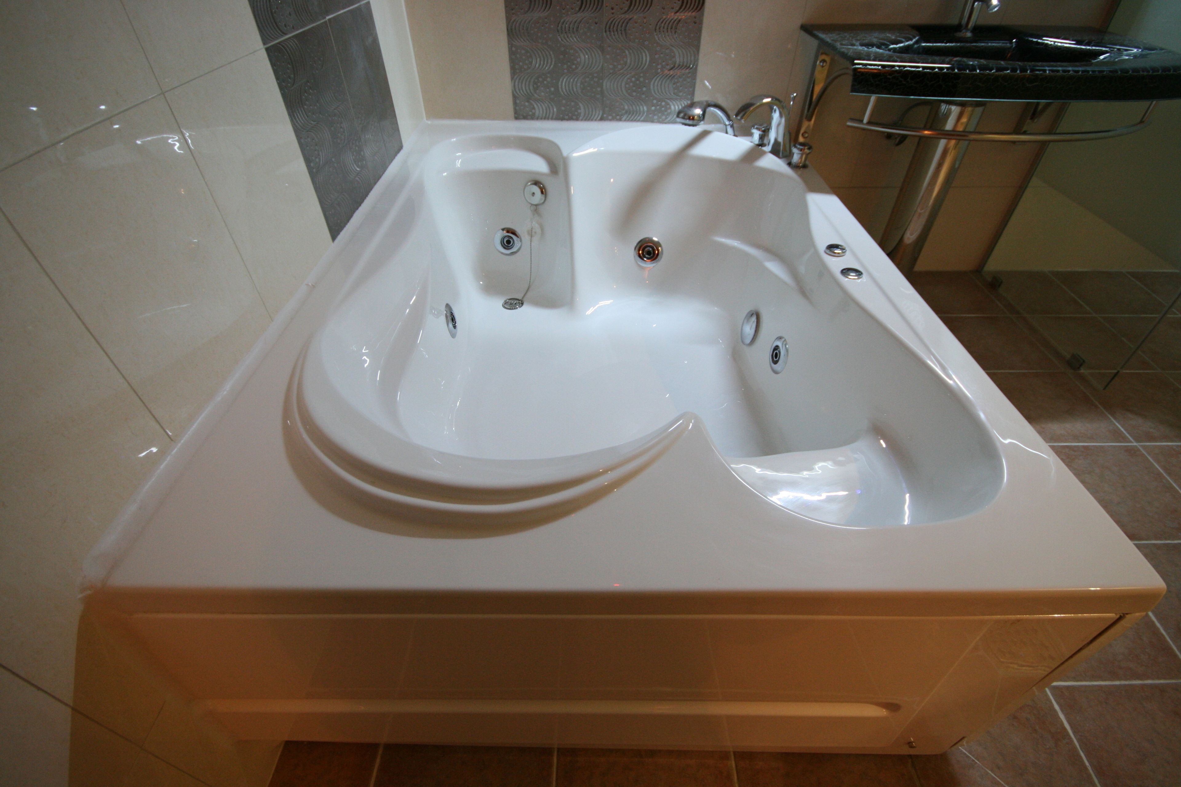 royal suite | deep-soaking bathtub
