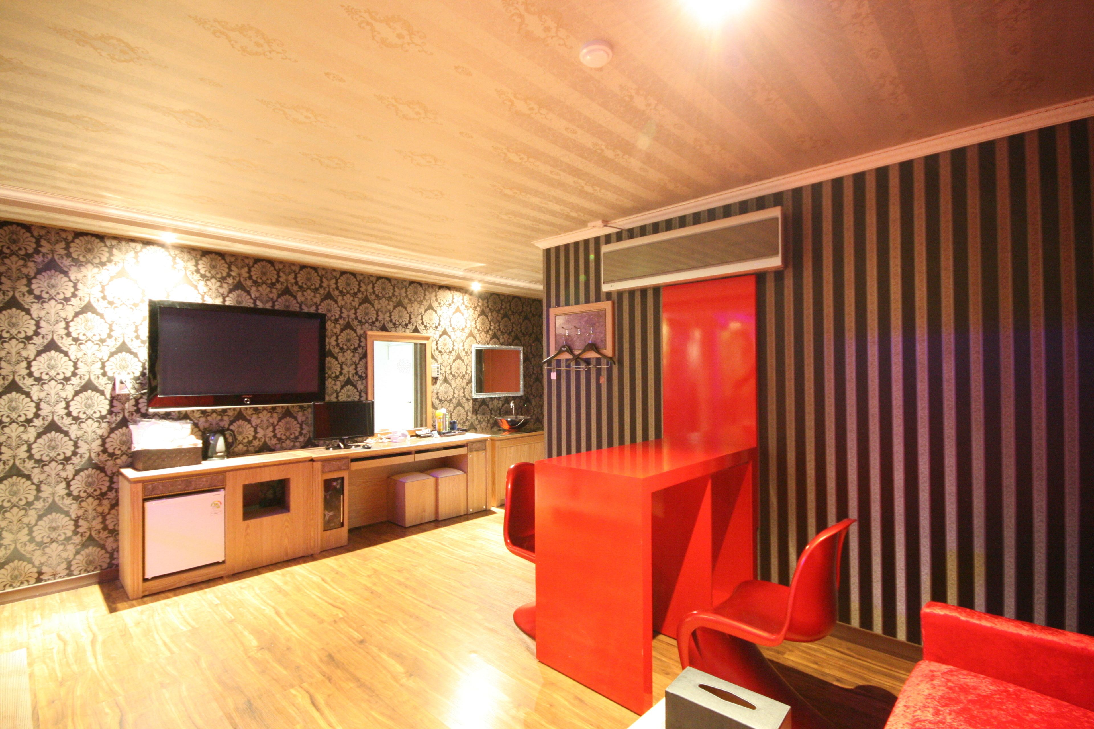 royal suite | living area | flat-screen tv