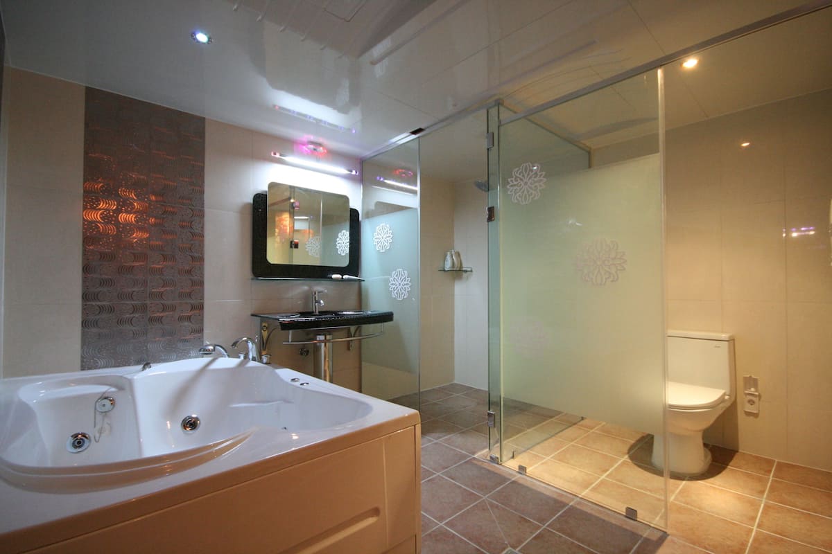 royal suite | bathroom | separate bathtub and shower, free toiletries, towels