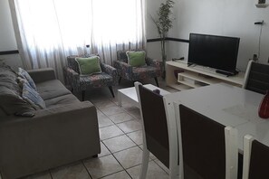 Smart-tv, bordfodbold, bordtennisbord, bøger