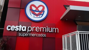 Een bord dat 'cesta premium' en 'supermercados' vermeldt, wat aangeeft dat het een supermarkt is.