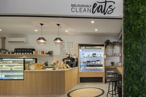 Café - Lake Kawana Accommodation (Warana)