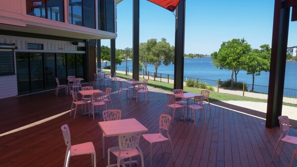 Outdoor dining - Lake Kawana Accommodation (Warana)